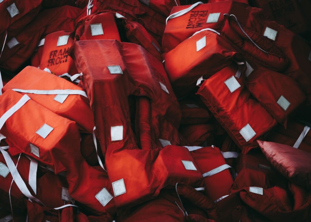 https://www.pexels.com/photo/orange-life-jackets-5291320/